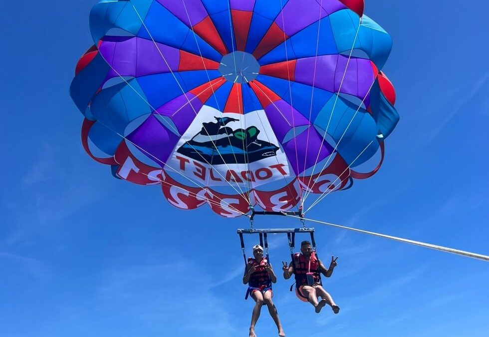 Descubre Benidorm desde las alturas volando en parasailing