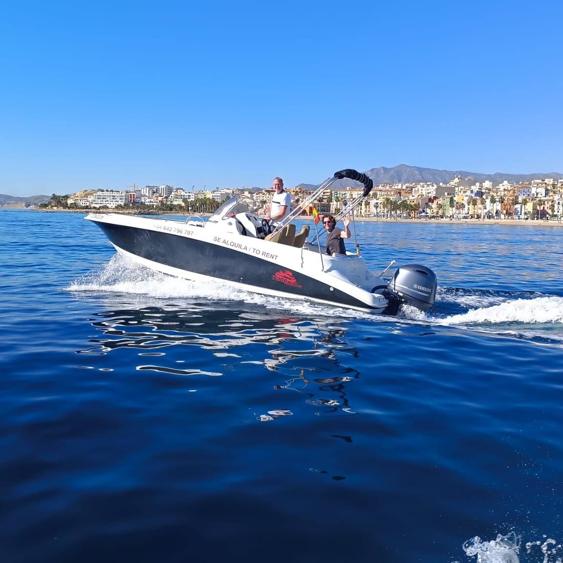 barco de alquiler navegando por villajoyosa