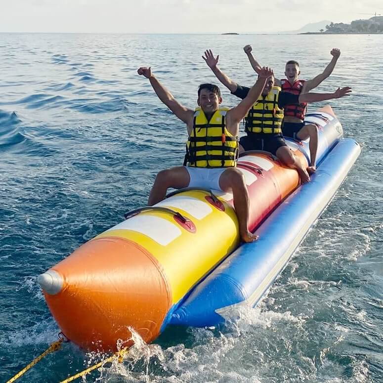 banana boat con grupo de amigos sonrientes