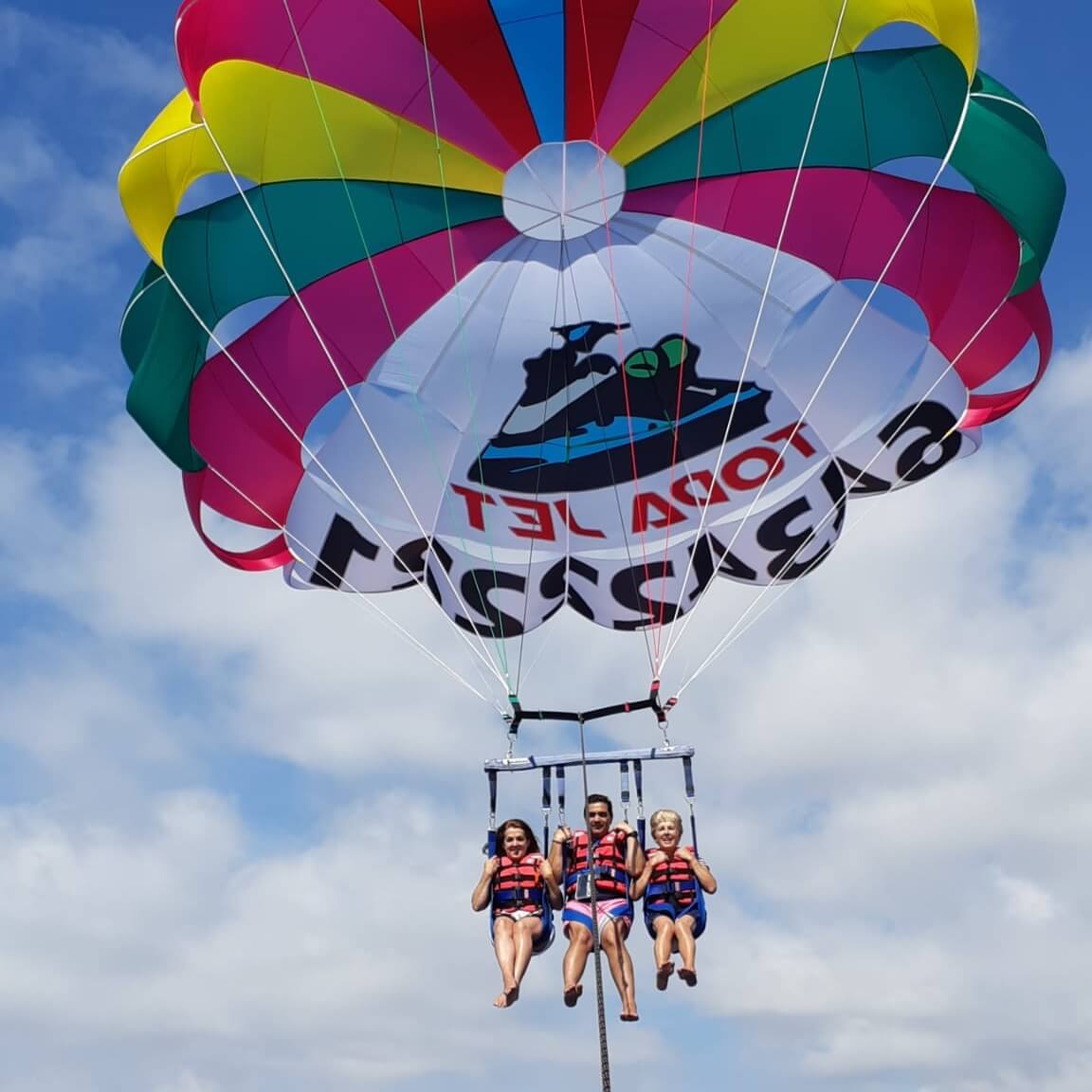 parasailig volando en benidorm