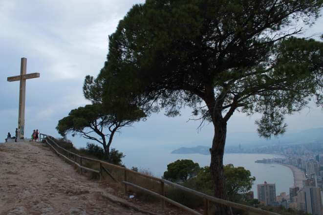 Descubre la Cruz de Benidorm: Historia, Vistas y Cómo Llegar