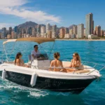 Barco recreativo sin licencia navegando por el Mediterráneo en Benidorm